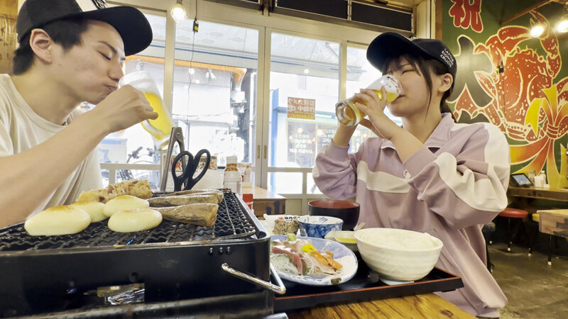 ビールを美味しそうに飲む女性トラック運転手